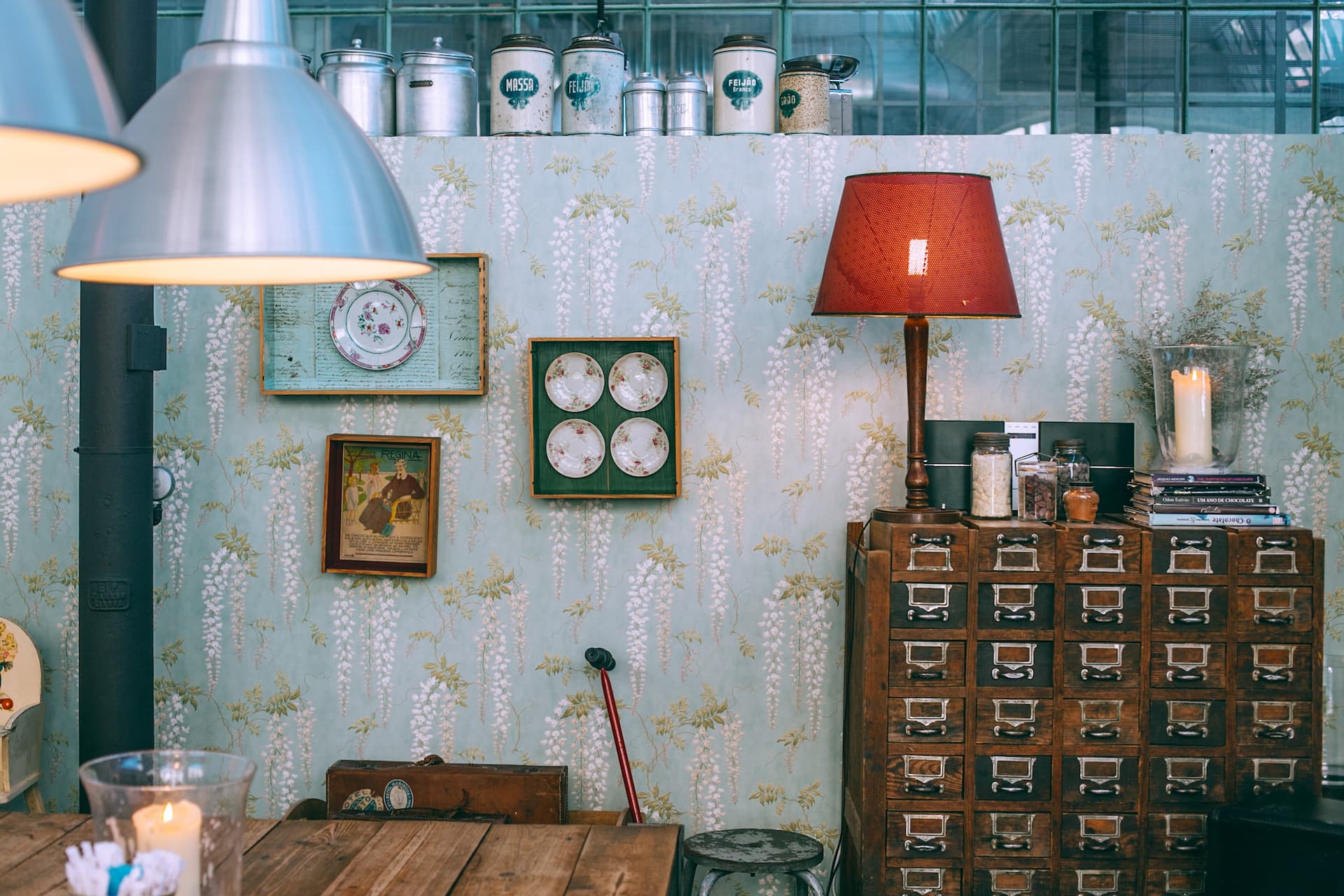 Mueble vintage con muchos cajones pequeños.